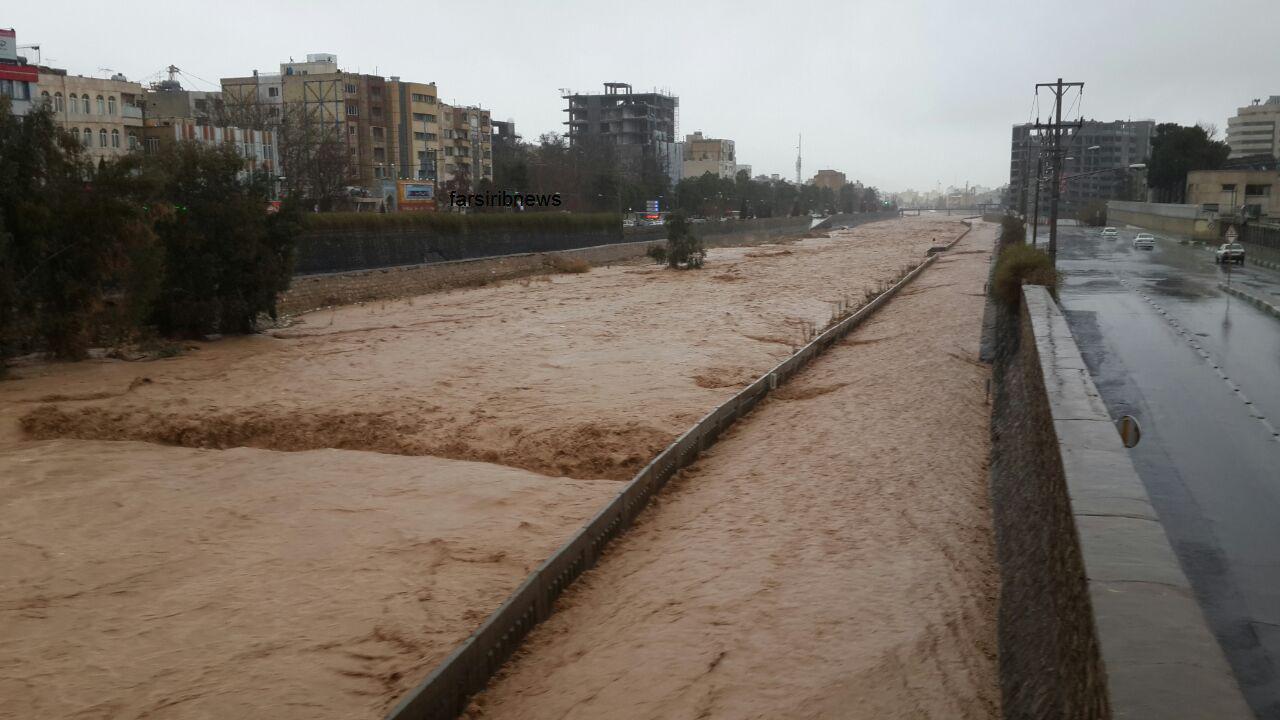 بارش شديد باران در فارس و خوشحالي شهروندان